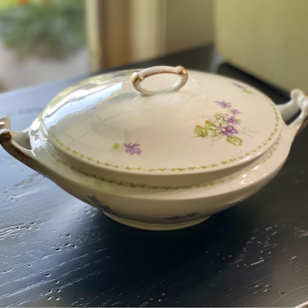 VINTAGE, B&T LIMOGES FRANCE, ROUND SERVING BOWL WITH LID.